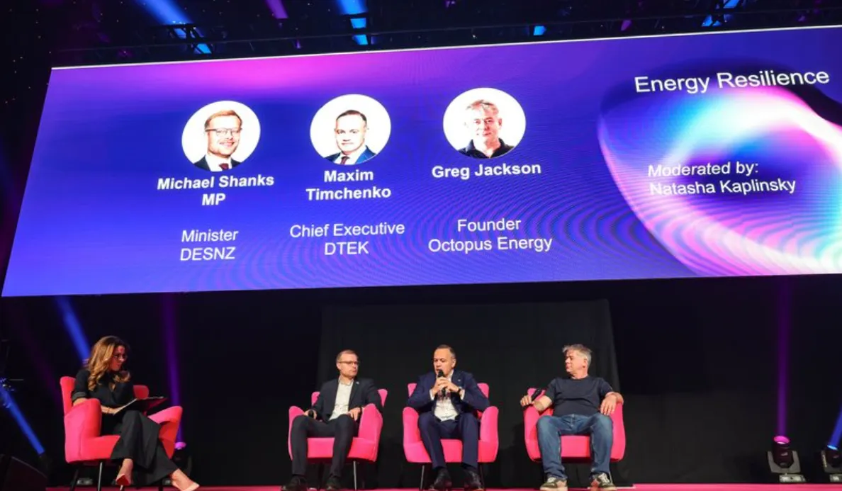 Maxim Timchenko, prezes DTEK, Greg Jackson, założyciel i dyrektor generalny Octopus Energy oraz Michael Shanks, poseł i minister ds. energii, podczas szczytu Octopus Energy Tech Summit.